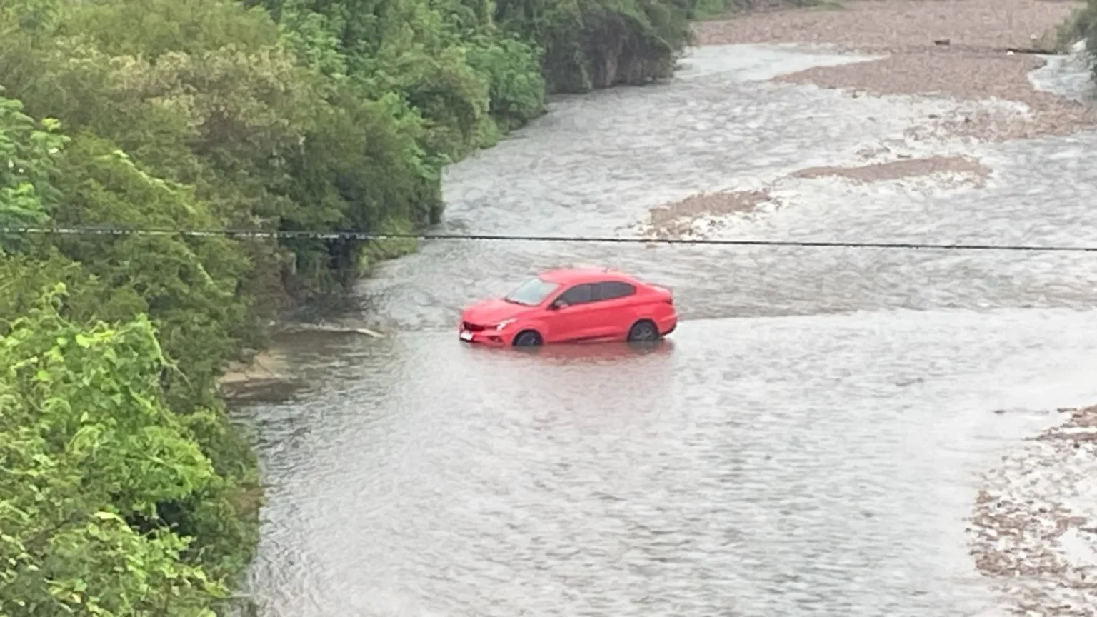 Intentó esquivar el tránsito y terminó con el auto en el río