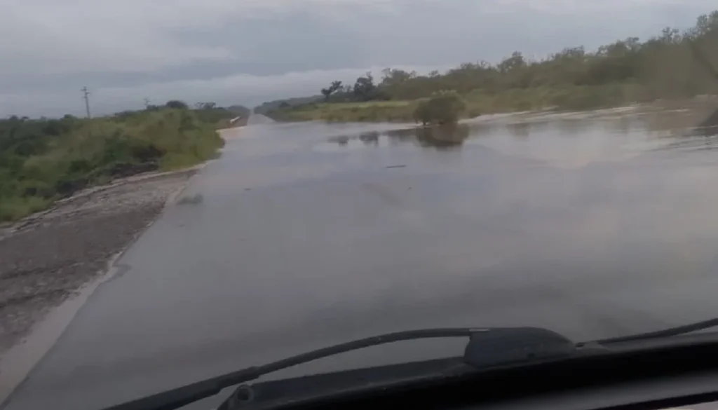 Tramos anegados en Ruta 16: piden circular con extrema precaución