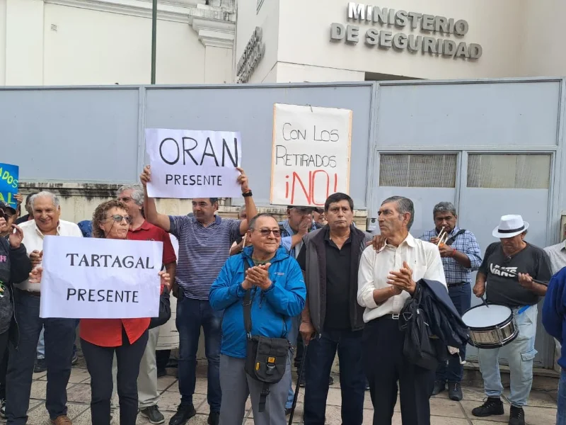 Policías retirados de Salta protestaron en el ministerio de Seguridad