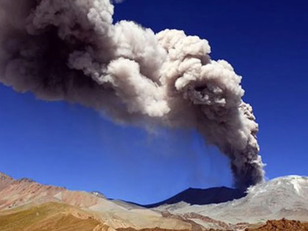 Alerta amarilla por el volcán Láscar: monitorean su actividad cerca de Salta y Jujuy