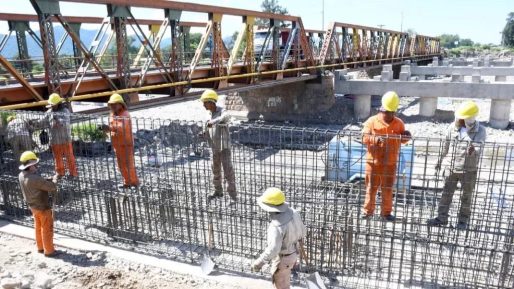 Esta semana iniciará la colocación de vigas del primer puente sobre el río Vaqueros
