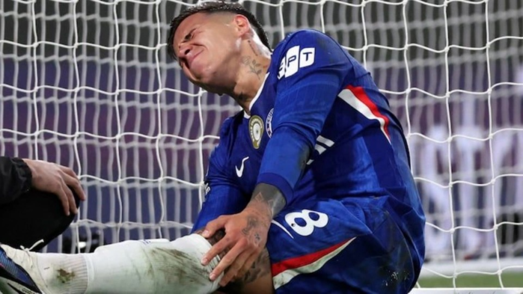 Alarmas en la Selección argentina: Enzo Fernández salió con una molestia en el duelo del Chelsea