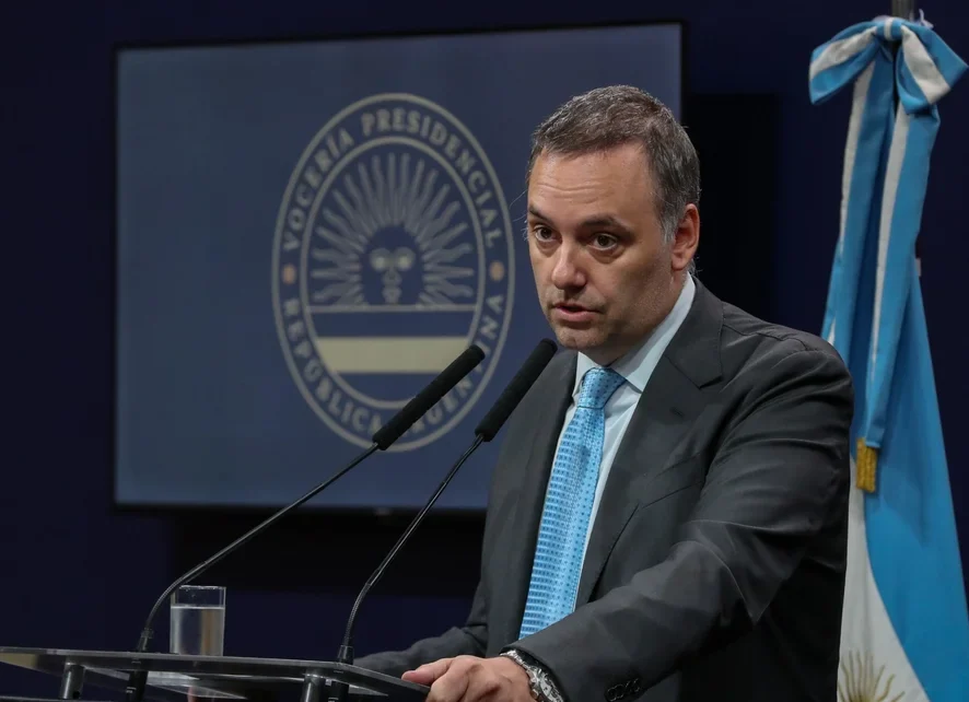 Nueva hipoteca de Adorni: financió otro departamento con dólares de dos particulares