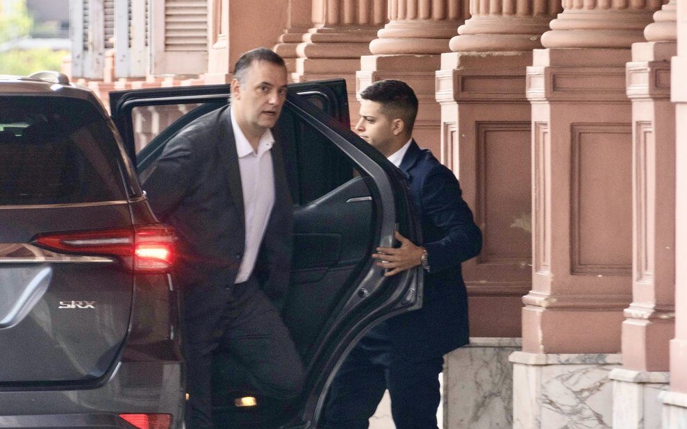 El Gobierno oficializó cambios en Jefatura de Gabinete y traspasó áreas jurídicas a la órbita de Adorni