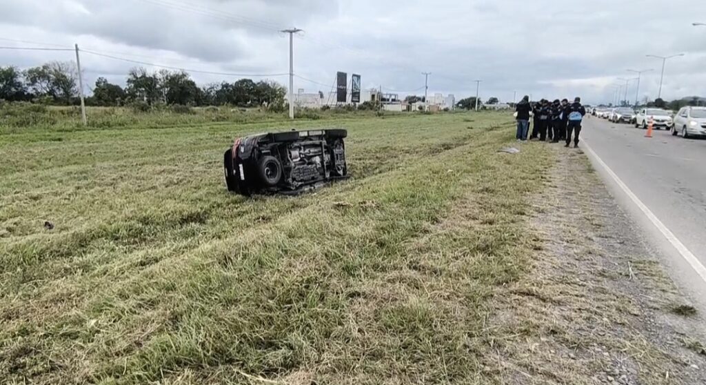 Impactante choque y vuelco en la Circunvalación Oeste cerca de San Lorenzo Chico