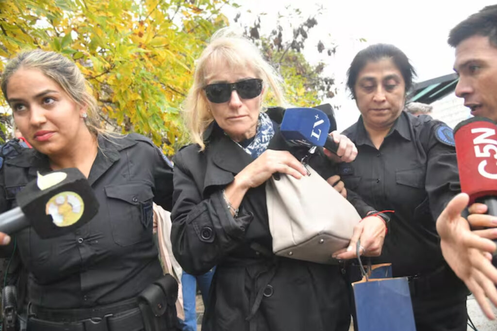 Las dos jubiladas que le prestaron dólares a Adorni declararon en Comodoro Py