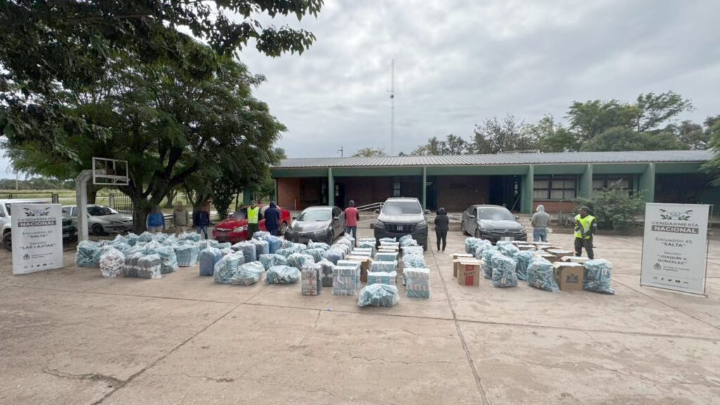 Caravana de vehículos trasladaban 439 kilos de hojas de coca, cajas de cigarrillos extranjeros y antenas satelitales