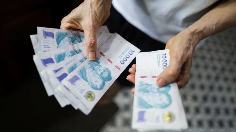 Los salarios volvieron a perder contra la inflación: subieron 2,4% en febrero