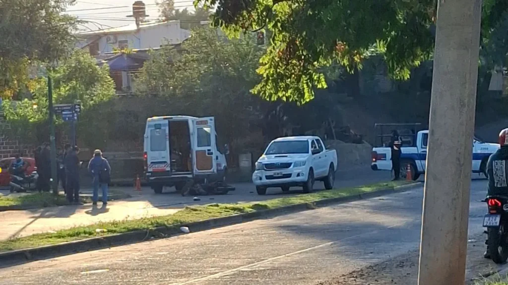 Chocaron a un motociclista y se dieron a la fuga en la zona norte