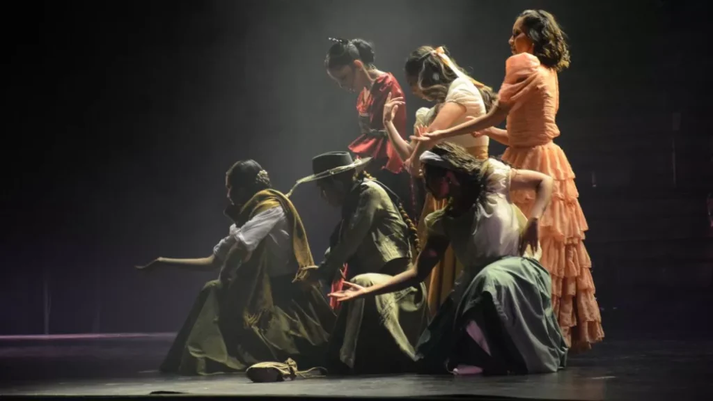 Academias folklóricas se reúnen en el Teatro Provincial para conmemorar la Revolución de Mayo