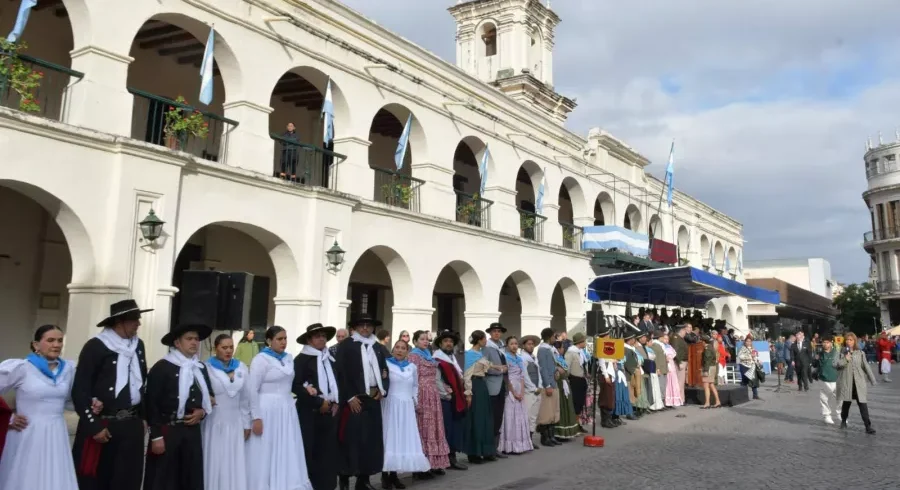 Sin autoridades, Salta inició los actos por el 25 de Mayo
