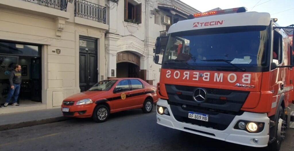 Humo y tensión en pleno centro: un vecino quemó basura en una terraza y activó un operativo sobre calle España