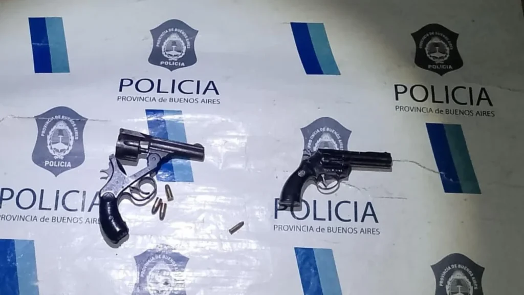 Ensenada: filmaron a su bebé empuñando un arma de fuego y lo subieron a sus redes