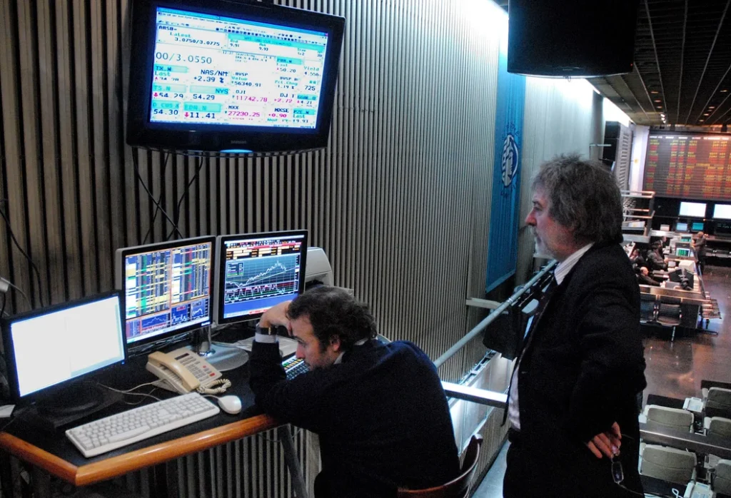 El riesgo país perforó el umbral de los 540 puntos mientras que cayeron las acciones en Wall Street