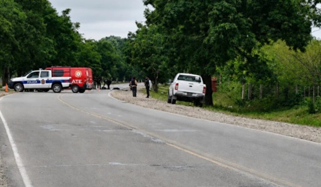 Un muerto y un herido en General Güemes: buscan al conductor de una camioneta roja