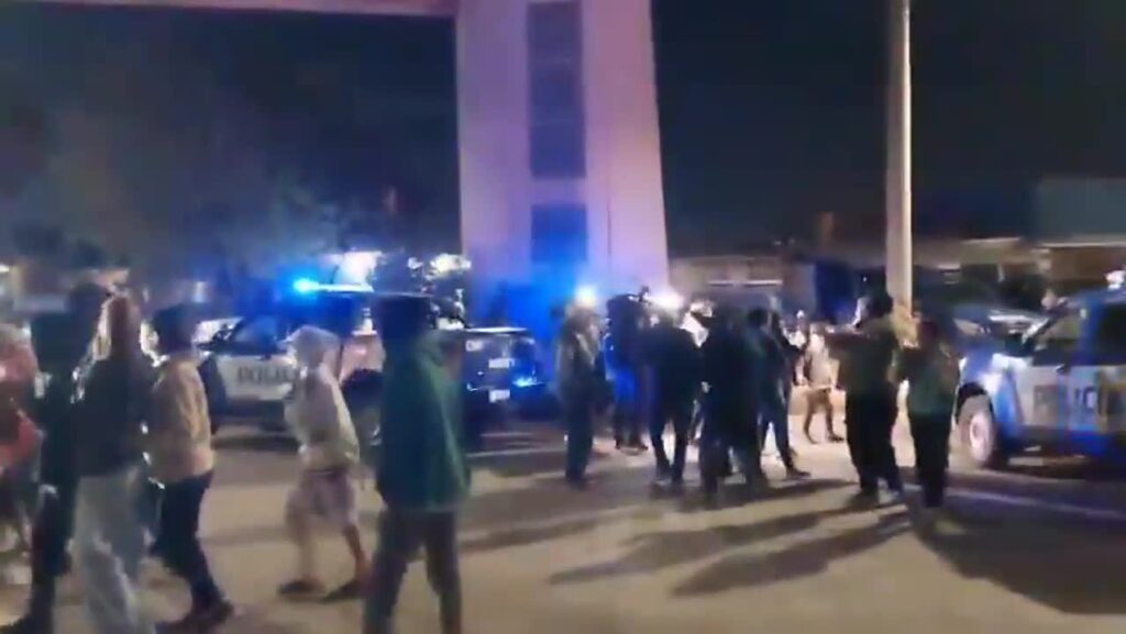 Caso Agostina: Incidentes entre la policía y vecinos que manifestaron ante la comisaría