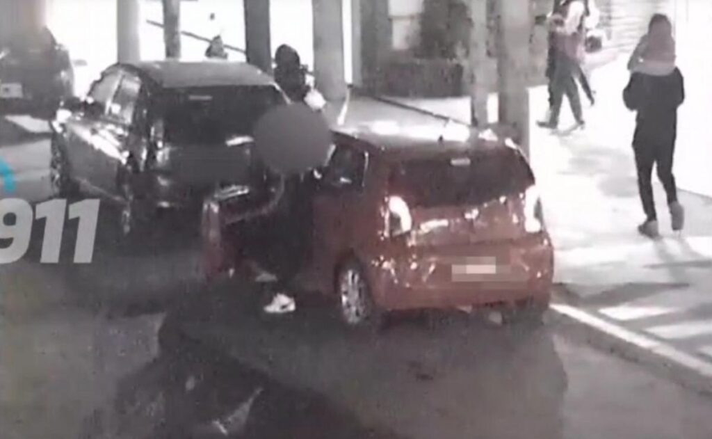 Dramático video: robaron un auto con una nena adentro en Córdoba