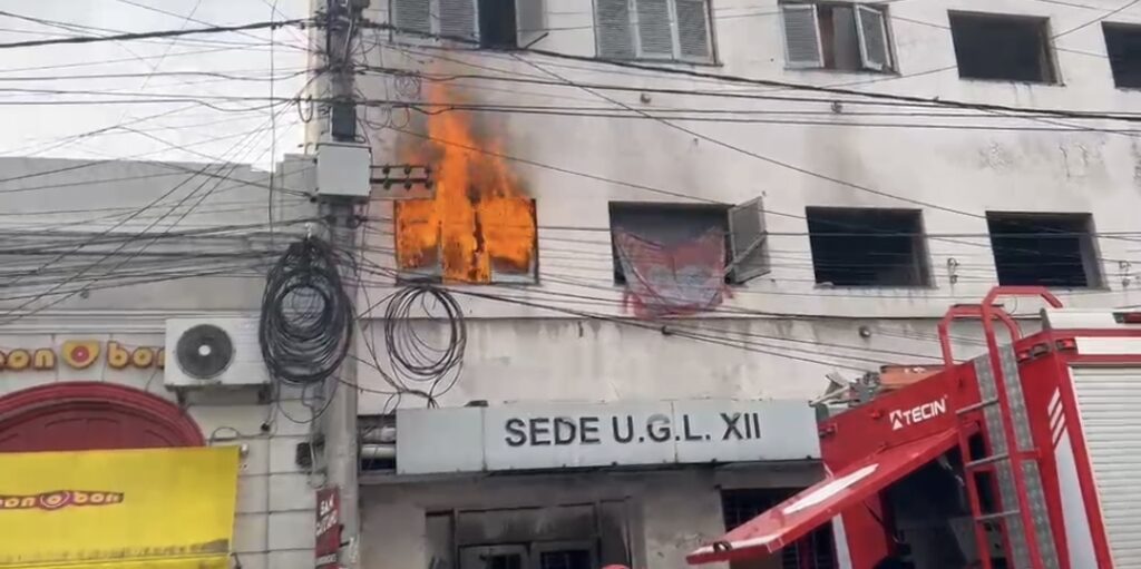 Incendio en pleno centro: fuego y humo en un edificio abandonado de 20 de Febrero
