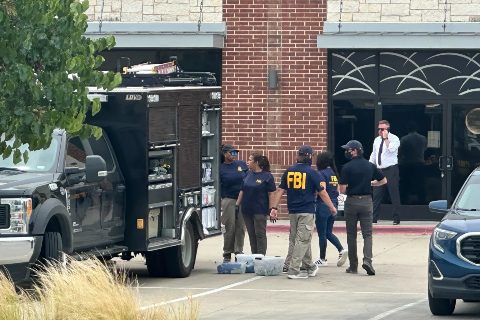 Dos muertos y tres heridos por tiroteo en centro comercial cerca de Dallas