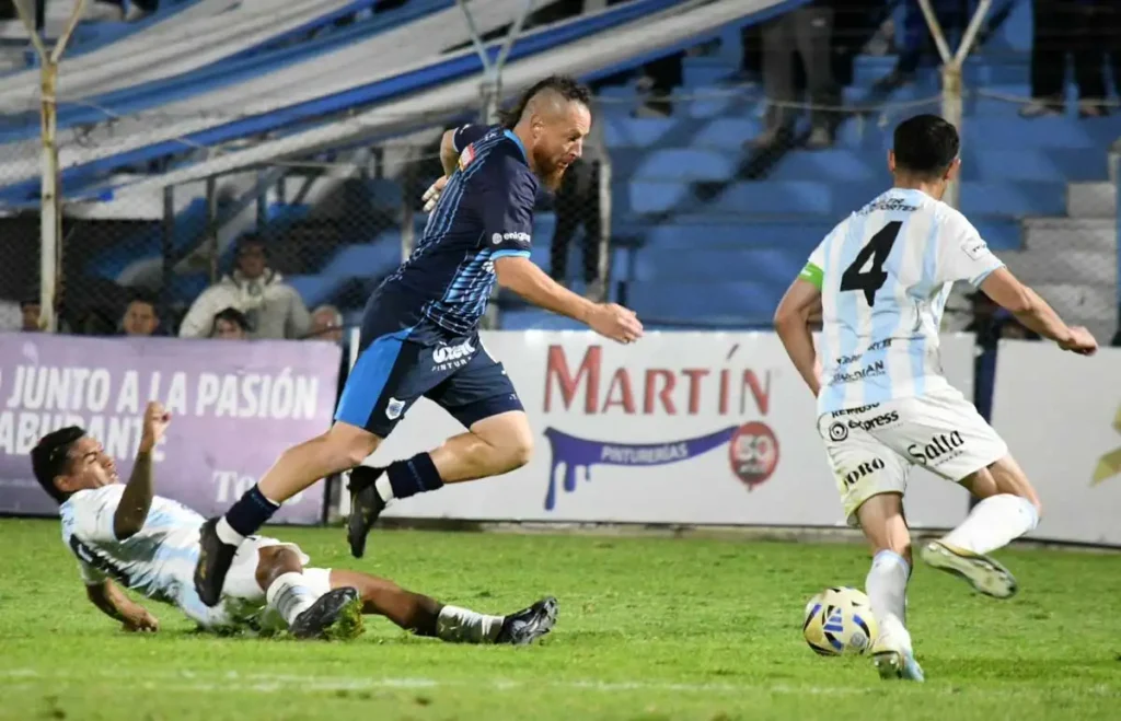Gimnasia y Tiro rescató un empate agónico en el clásico del norte y evitó la derrota ante Gimnasia de Jujuy