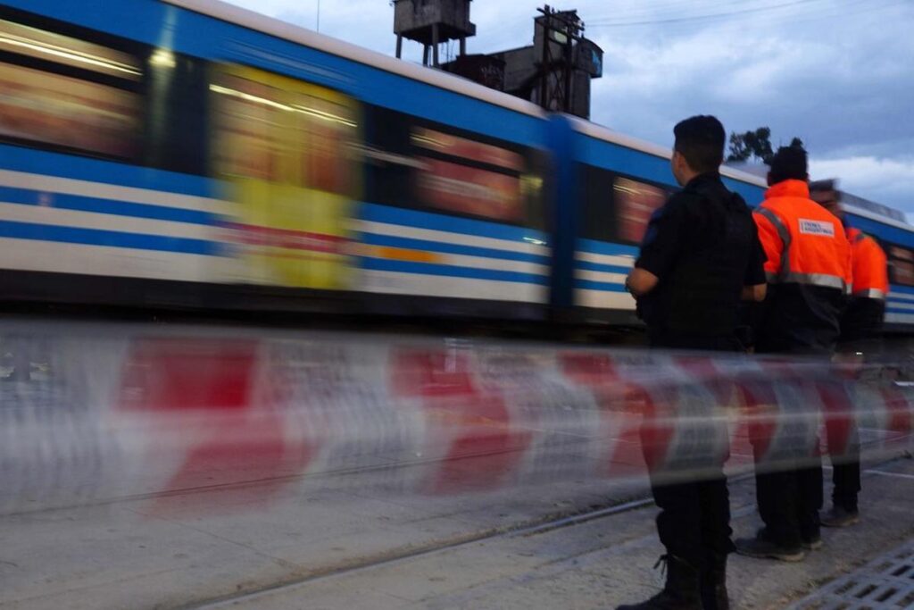 Una motociclista fue arrollada por una formación del tren Sarmiento