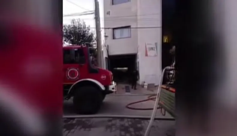 Incendio en un canal de TV de Cafayate: intervinieron los bomberos tras el alerta de vecinos