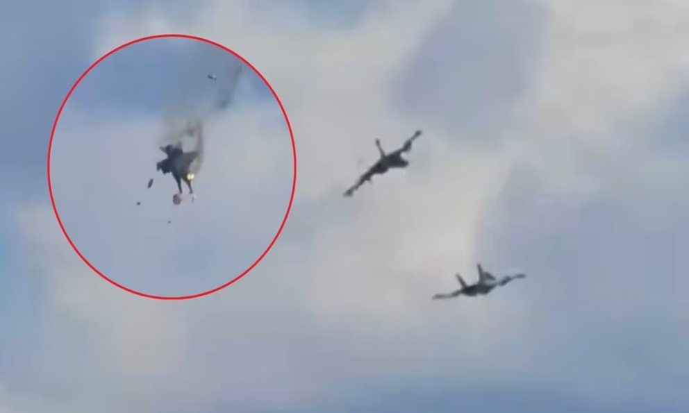 Impactante choque de dos aviones militares en un show aéreo en Estados Unidos