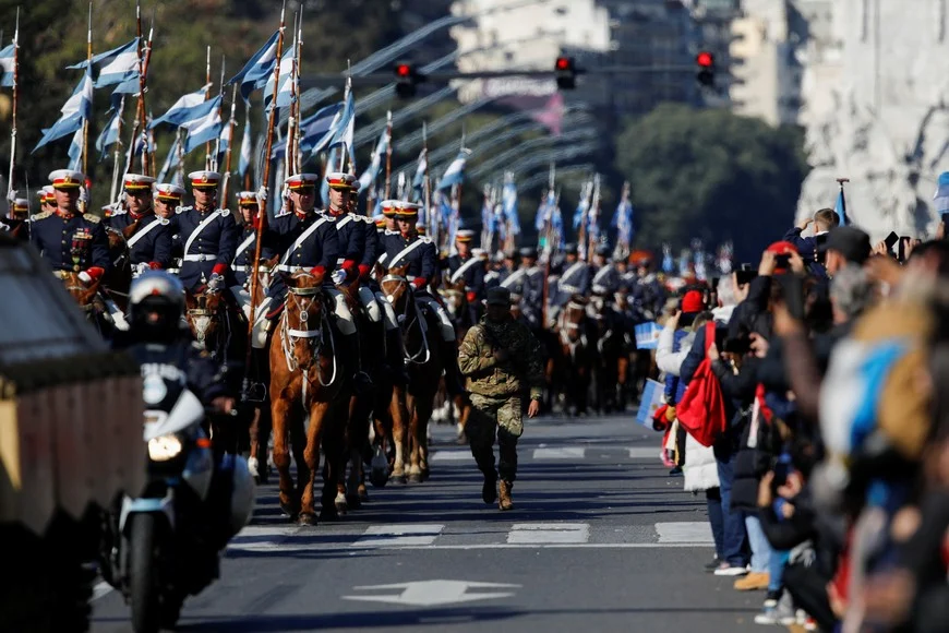 El Gobierno evalúa suspender el desfile militar del 9 de Julio en medio del ajuste en Defensa