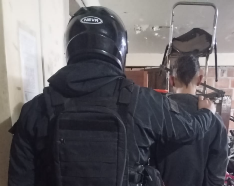 Intentó sustraer elementos de un vehículo estacionado en Villa Soledad y fue demorado