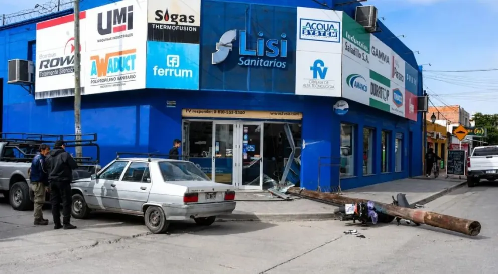 Un camión se llevó puestos cables, causó destrozos y se dio a la fuga