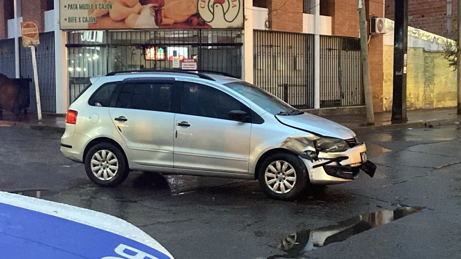 Fuerte choque en macrocentro: uno de los conductores huyó