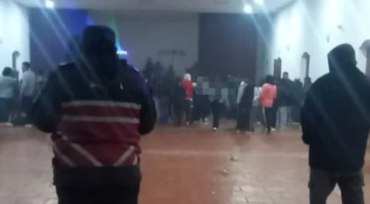 Fiesta clandestina en Cachi: Vendían alcohol y clausuraron un salón municipal