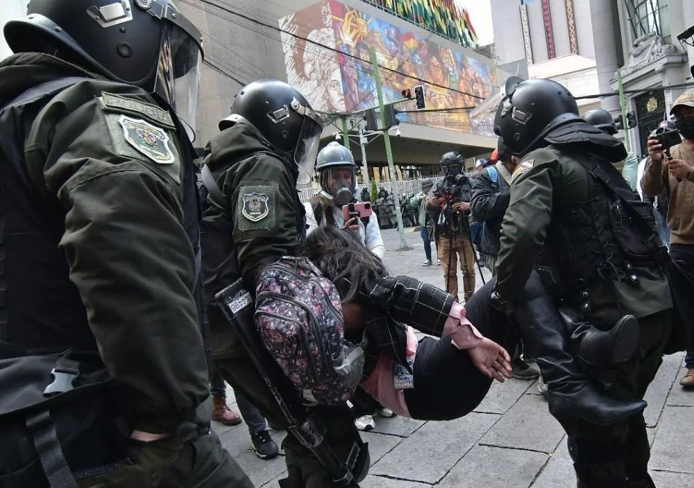 Bolivia: violentos choques entre policías y manifestantes que reclaman la renuncia de Rodrigo Paz