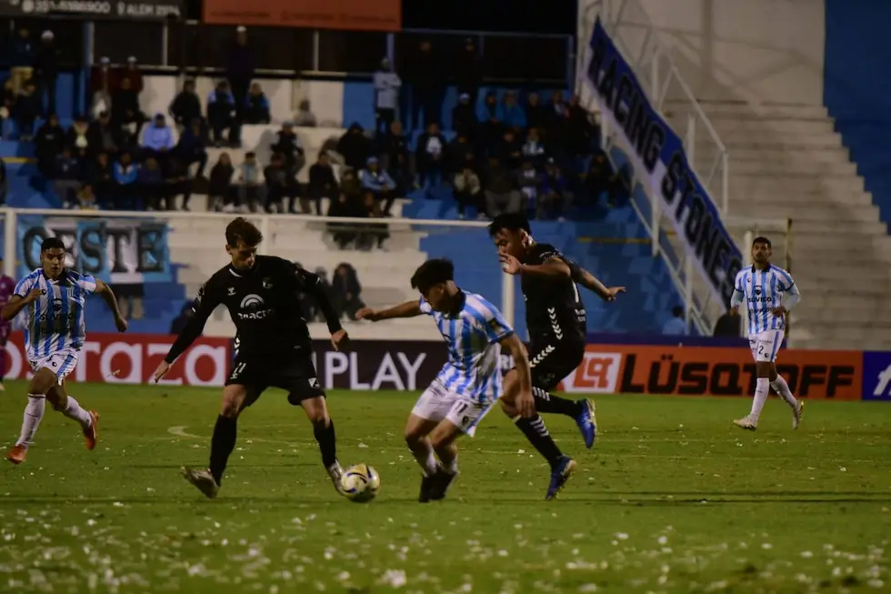 Central Norte venció por 2-1 a Racing de Córdoba en el final