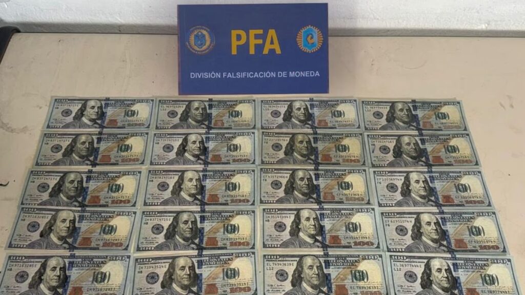 “Los Falsimuladores”: la PFA desbarató una banda que distribuía billetes falsos en Buenos Aires