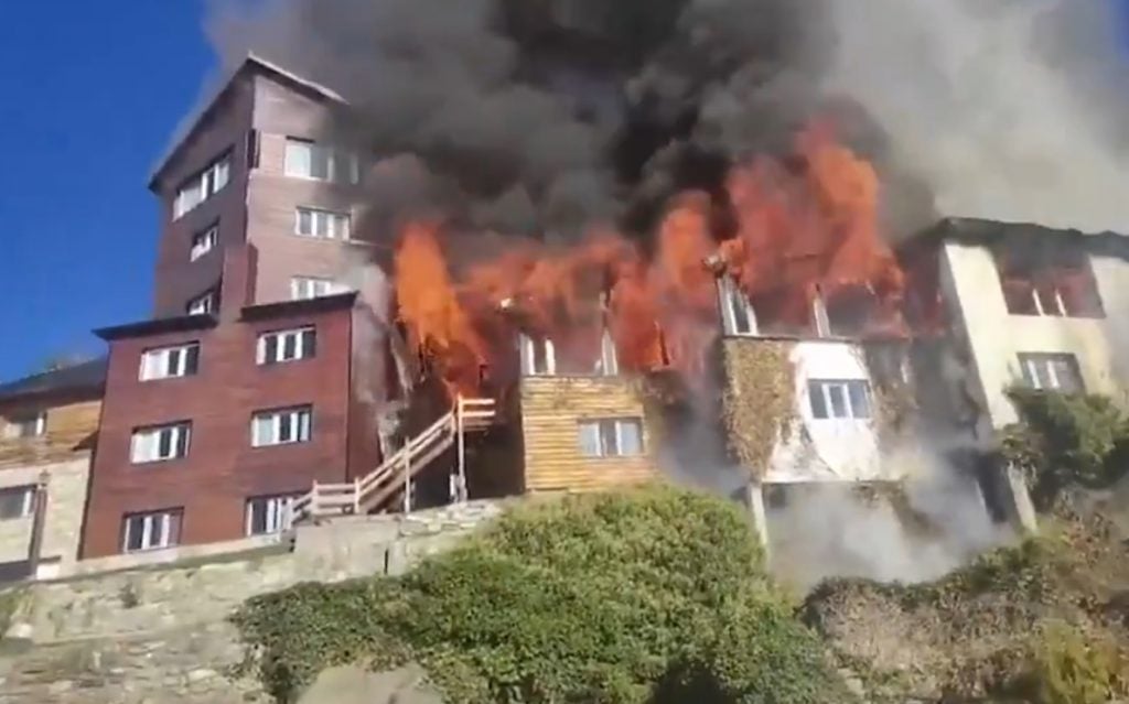 Impactante incendio en Bariloche: se prendió fuego un histórico hotel y evacuaron a los huéspedes