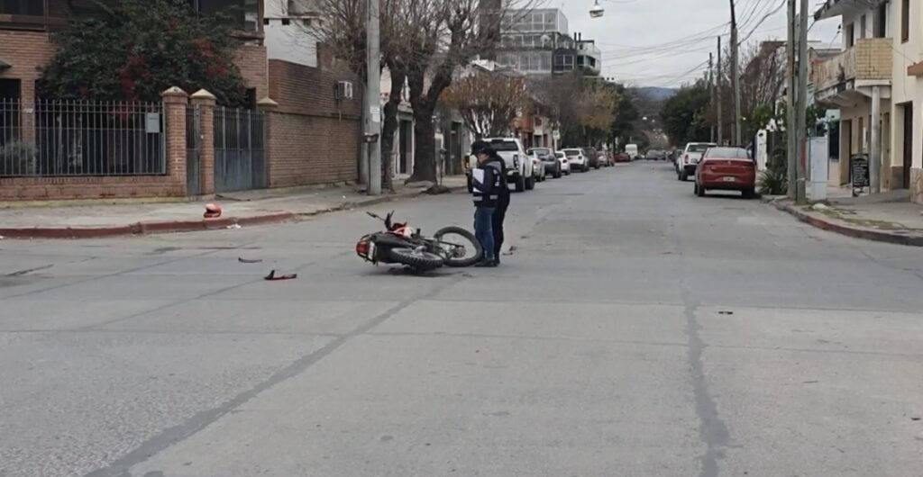 Fuerte choque en el macrocentro entre una moto y una camioneta