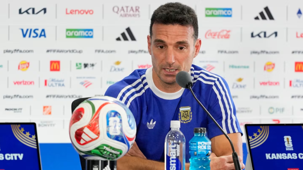 Mundial 2026: Scaloni confirmó que el Dibu Martínez y Julián Álvarez están “disponibles” para el debut ante Argelia