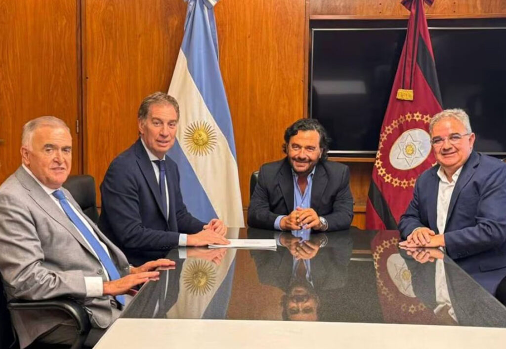 Con Santilli y Caputo, el Gobierno nacional rearmó su contención federal en medio del asedio legislativo
