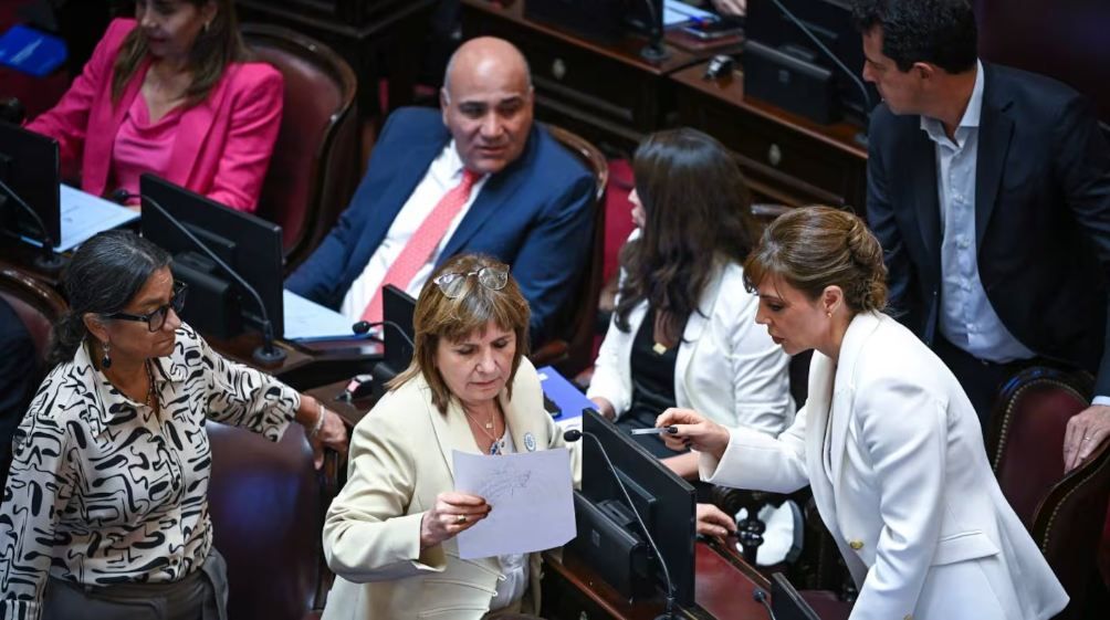 Senado: LLA ofrece a los aliados abrir Asuntos Constitucionales para demorar la interpelación a Adorni