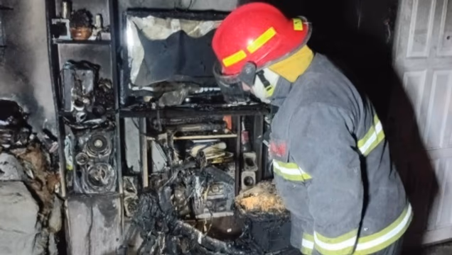 Voraz incendio destruyó una vivienda en barrio El Huaico y la propietaria sufrió graves