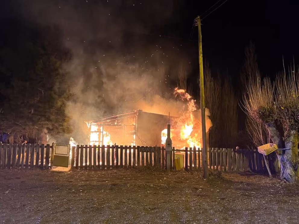Le incendiaron la casa al familiar de un intendente de Chubut: sospechan de un ex empleado
