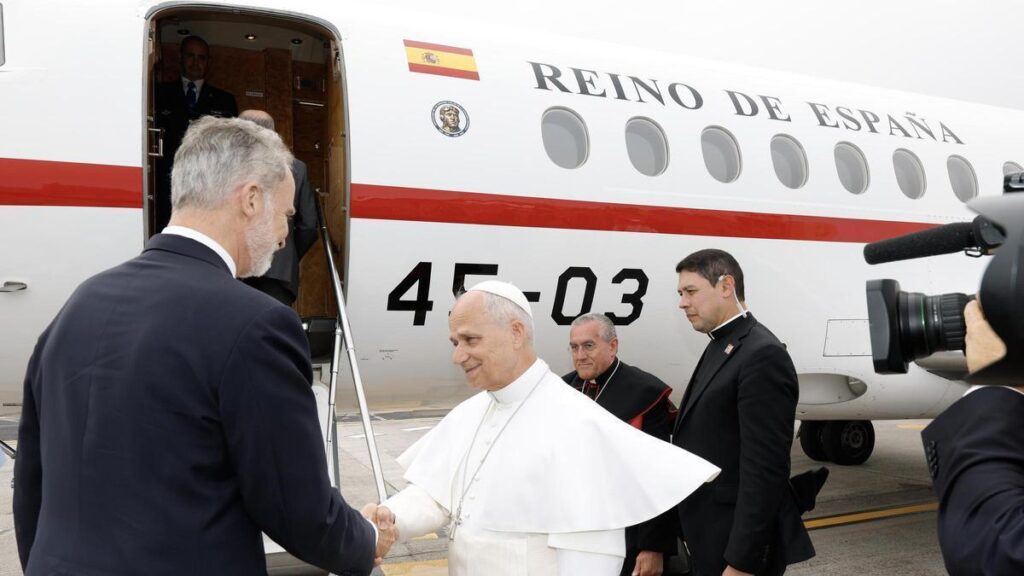 El Papa concluyó su visita a España y regresó al Vaticano en un avión cedido por el rey