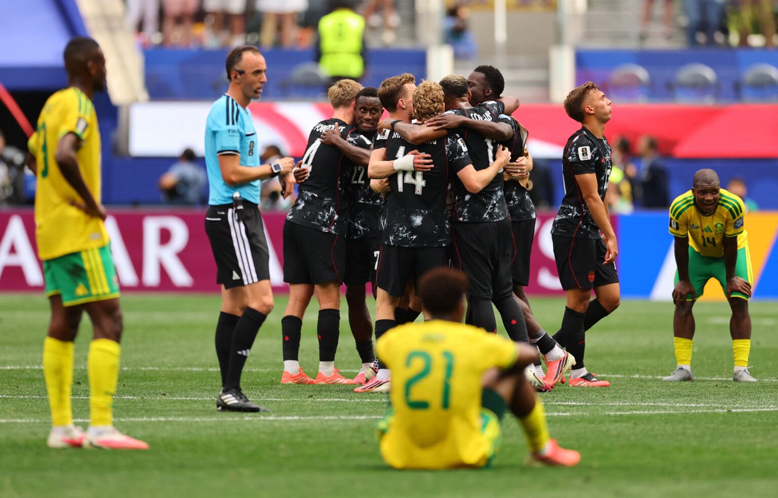 Canadá venció 1-0 a Sudáfrica sobre la hora y sacó el primer boleto a los octavos de final del Mundial