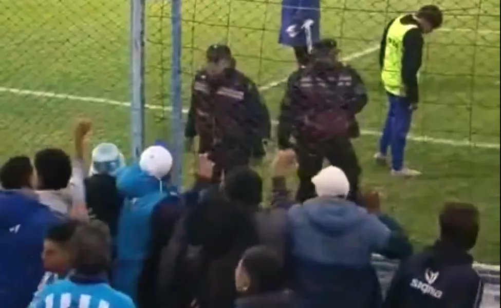 Investigan a un policía salteño por maltrato a hinchas jujeños