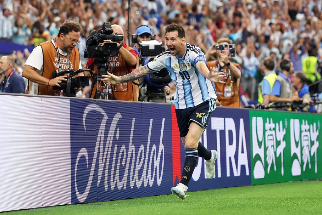 Con doblete y récord de Messi, la Selección argentina le ganó 2-0 a Austria y se clasificó a 16avos de final