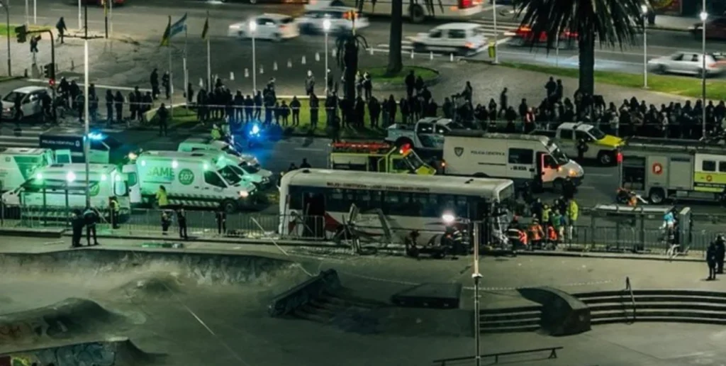 Tragedia y muerte en Mar del Plata: un colectivo subió a una vereda en la rambla y atropelló a varias personas