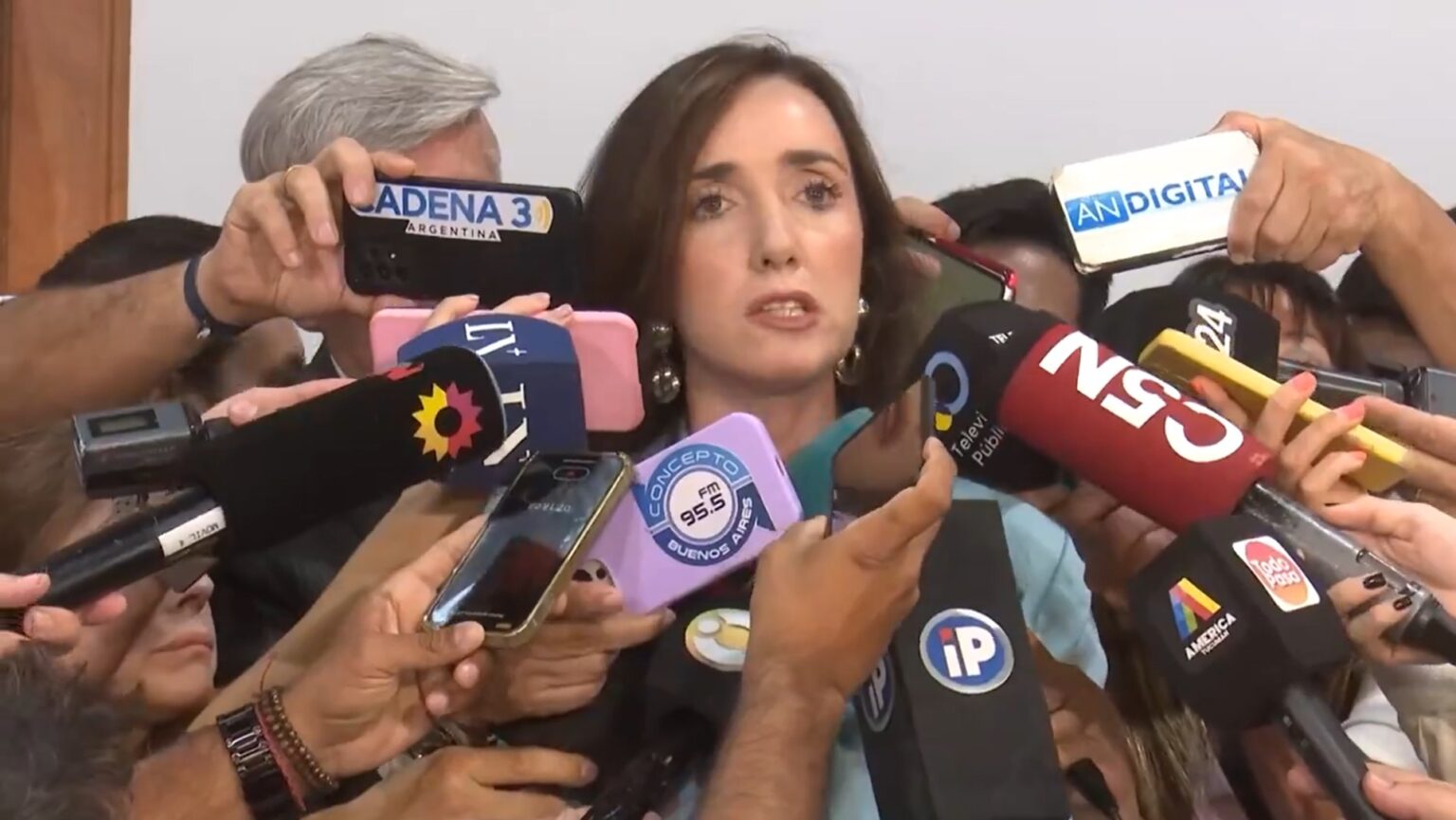 Victoria Villarruel se diferenció de Milei y saludó a los periodistas en su día