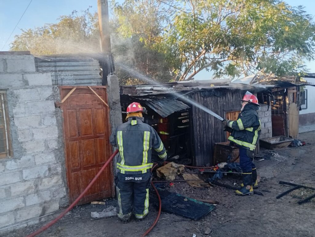 Rescataron a dos niños y una mujer de una vivienda incendiada en Villa Lavalle