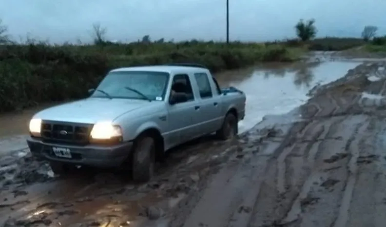 Las lluvias dejaron caminos intransitables y complican el acceso a escuelas rurales en el norte